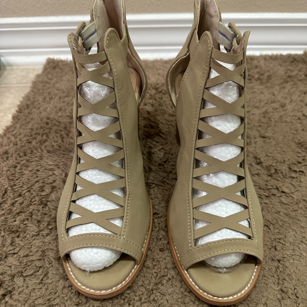 Women's Tan Gladiator Heels